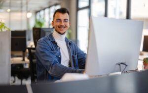 mężczyzna pracujący w hiszpańskim biurze przy komputerze