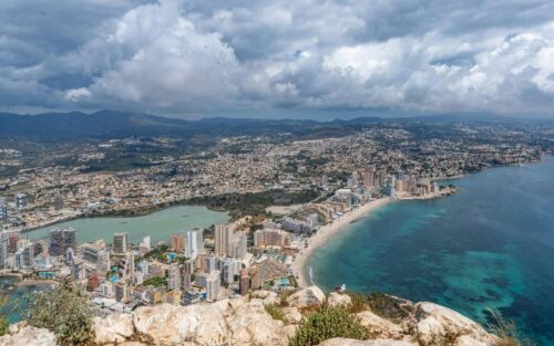 Widok na Calpe i wybrzeże Costa Blanca z Peñón de Ifach