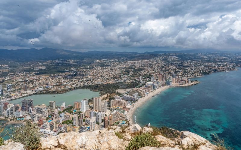 Widok na Calpe i wybrzeże Costa Blanca z Peñón de Ifach